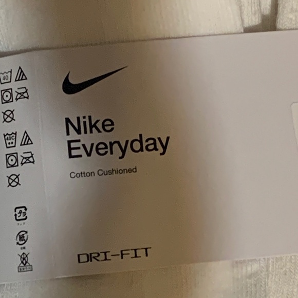 Nike white ankle socks (NWT) - Picture 3 of 4